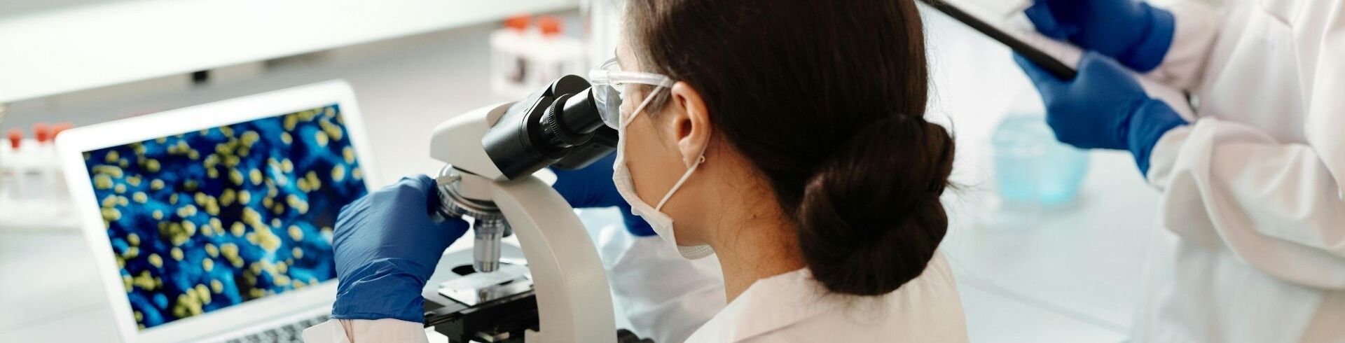 Technicien de laboratoire douane : missions, salaire et formation
